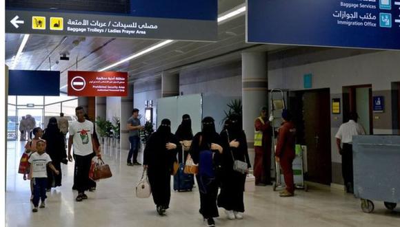 La medida ahora otorga a las mujeres los mismos derechos que los hombres para viajar. Foto: AFP, vía BBC Mundo