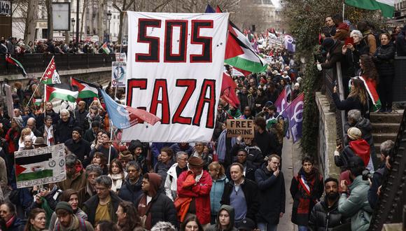 La gente se manifiesta durante una manifestación para pedir un alto el fuego en Gaza y en apoyo del pueblo palestino en París, Francia, 09 de marzo de 2024. EFE/EPA/YOAN VALAT