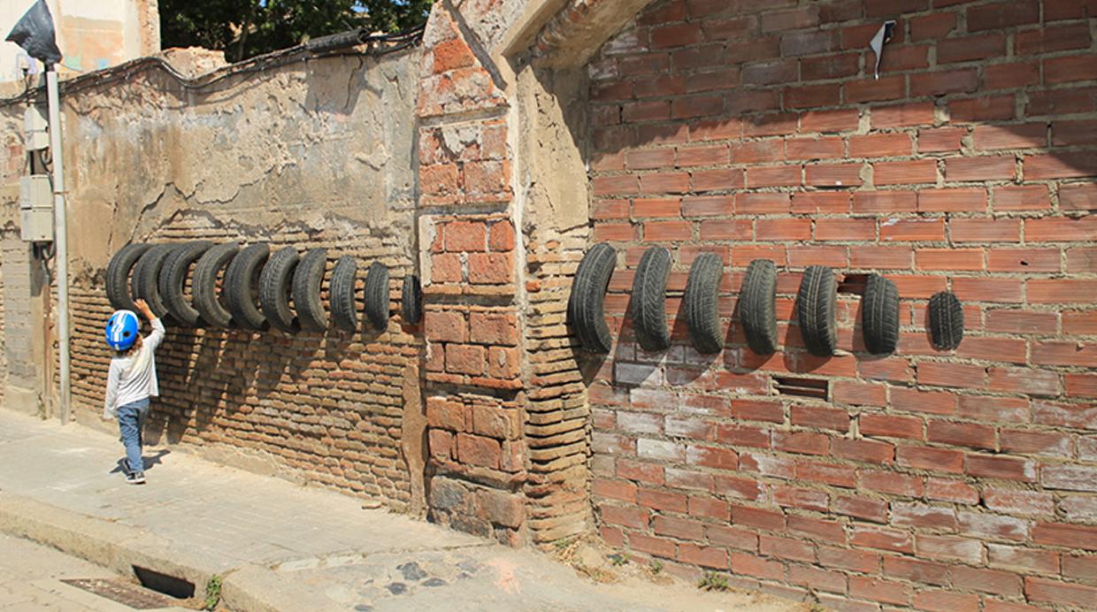 El paisaje urbano se transforma con una instalación de llantas - 3