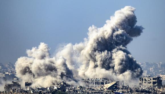 Humo que se eleva desde los edificios después de ser alcanzados por ataques israelíes, mientras se reanudan las batallas entre Israel y militantes de Hamás, el 1 de diciembre de 2023. (Foto de John MACDOUGALL / AFP)