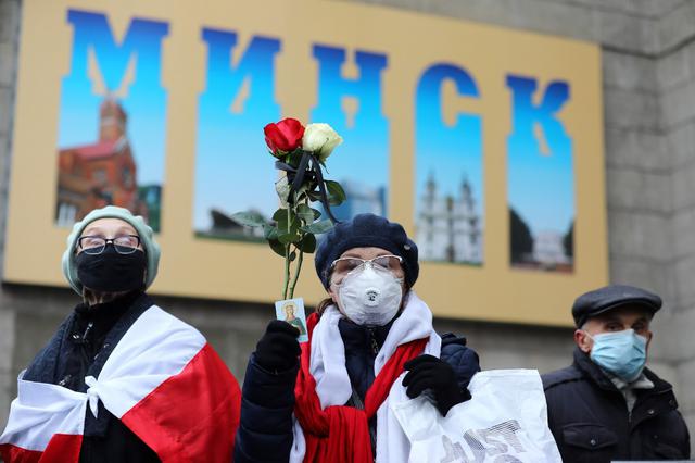 Los jubilados de Bielorrusia se reúnen para protestar contra los resultados de las elecciones presidenciales en Minsk. (Stringer / AFP)