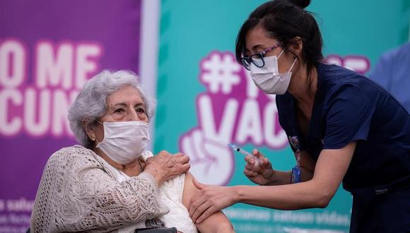 Una persona recibe la primera dosis de la vacuna china Sinovac contra el coronavirus en un centro de salud en Santiago de Chile. (EFE/ Alberto Valdés).