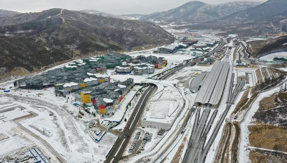 Panorámica aérea de la aldea de la nieve de Taizicheng (izquierda) y la estación ferroviaria de Taizicheng sobre la línea de trenes de alta velocidad Beijing-Zhangjiakou, en Chongli, Zhangjiakou, ciudad de la provincia septentrional china de Hebei, el 28 de febrero de 2021. (Xinhua/Wu Diansen)