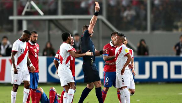 Carrillo, Cueva y Zambrano saldrán a buscar su revancha en el Perú vs. Chile, debido a que los seleccionados nacionales coinciden en haber errado en otras ediciones del 'Clásico del Pacífico' (Foto: AFP)