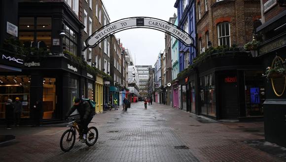 La conocida calle Canarby luce desierta por el coronavirus en Londres, Reino Unido, el 16 de febrero de 2021. (EFE/EPA/ANDY RAIN).