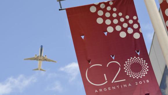 Un avión de línea aérea sobrevuela la sede de la cumbre del G20 en el Centro Costa Salguero en Buenos Aires, Argentina. (Foto: AP)