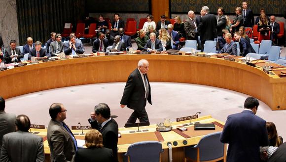 Riyad Mansur, representante palestino ante la ONU, camina a su asiento durante una reunión. (Foto: AFP/Kena Betancur)