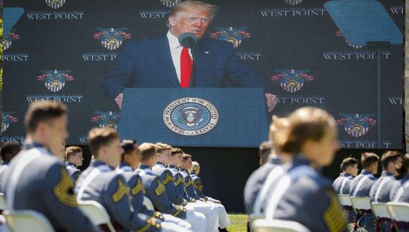 Imagen referencial muestra al presidente Donald Trump en una pantalla de video mientras habla con los cadetes graduados de la Academia Militar de los Estados Unidos en West Point, Nueva York. (AP/John Minchillo).