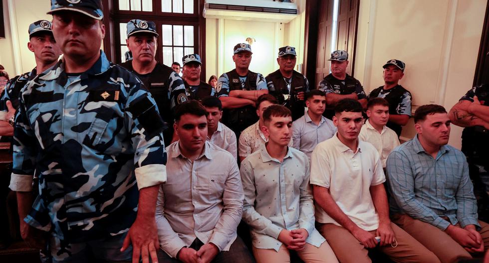 Los imputados por el crimen de Fernando Báez Sosa durante una audiencia en Dolores, Argentina. Un tribunal condenó este lunes a prisión perpetua a 5 de los ocho jóvenes acusados del asesinato. (EFE/Juan Ignacio Roncoroni).