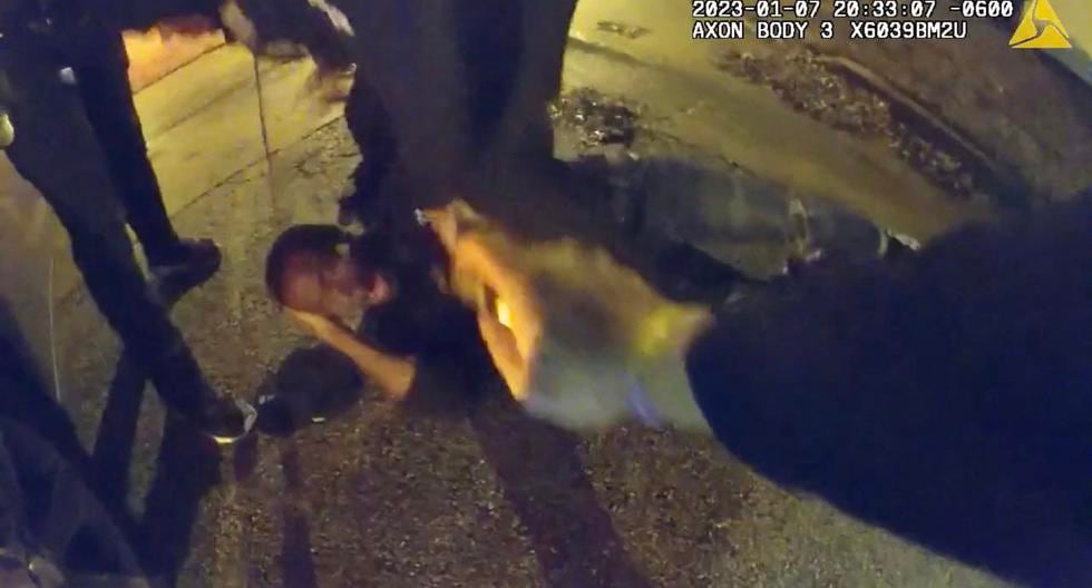 Esta imagen fija de un video de cámara corporal del Departamento de Policía de Memphis, Estados Unidos, muestra a los agentes de policía golpeando a Tyre Nichols. (AFP).