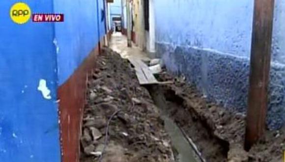 Residentes de una quinta fueron afectados por el atoro de una tubería de desagüe. (Captura: RPP Noticias)