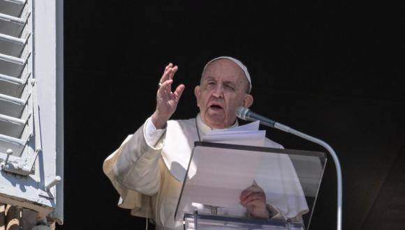 El papa Francisco habla desde la ventana del palacio apostólico durante la oración semanal del Ángelus el 13 de marzo de 2022 en el Vaticano. El Papa dijo que la "masacre" en Ucrania debe detenerse. (Vincenzo PINTO / AFP).