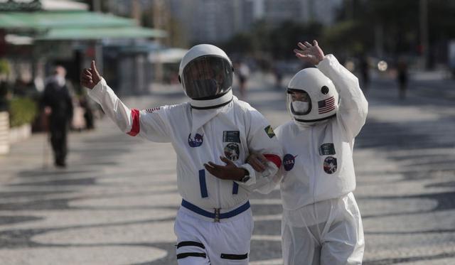 En la nueva normalidad que comienza a experimentarse en Río de Janeiro hay espacio para los amantes de la galaxia que, vestidos de astronautas, aprovechan de paseos diarios a orillas de las más icónicas playas de Brasil. (EFE/Antonio Lacerda).