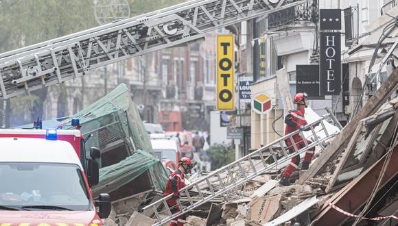 Los bomberos inspeccionan un edificio derrumbado mientras buscan víctimas en la ciudad de Lille, en el norte de Francia.