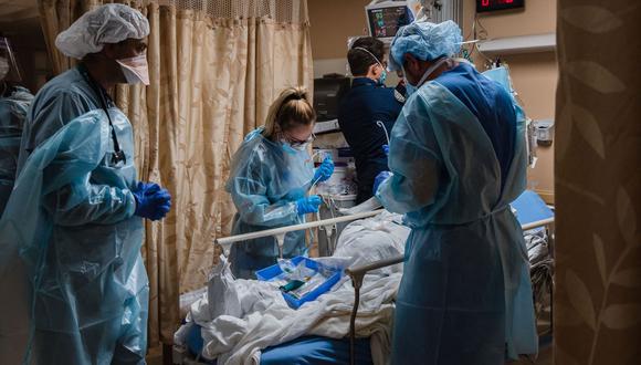 Los trabajadores de la salud atienden a un paciente de coronavirus Covid-19 en el Centro Médico Providence St. Mary en Apple Valley, California, Estados Unidos. (Foto referencial, ARIANA DREHSLER / AFP).