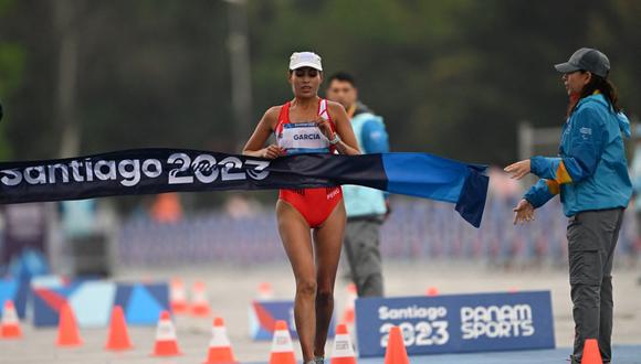 Peru's Gabriela Kimberly Garcia Leon arrives in first place in the athletics women's 20km walk race during the Pan American Games Santiago 2023 in Santiago, on October 29, 2023. (Photo by MAURO PIMENTEL / AFP)