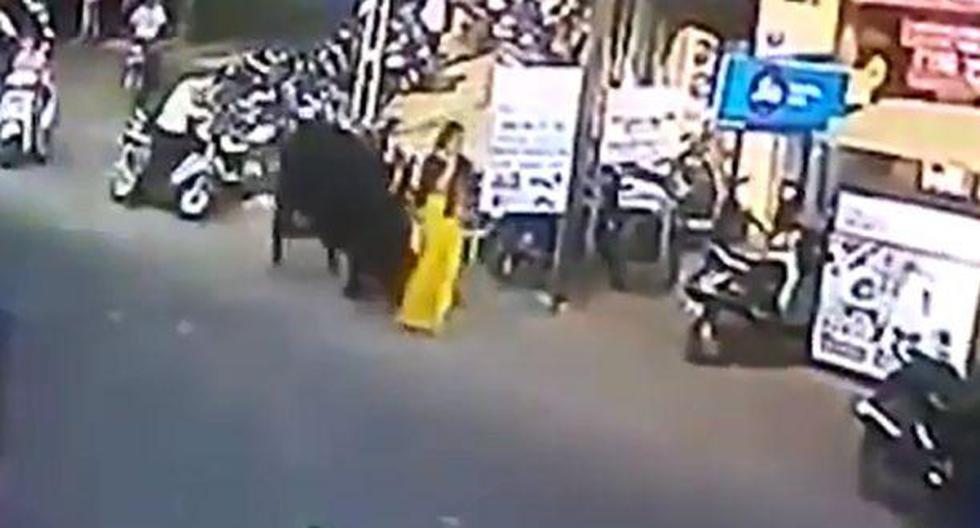 La mujer que sufrió el ataque del toro resultó con graves heridas en el cuerpo (Captura / YouTube)