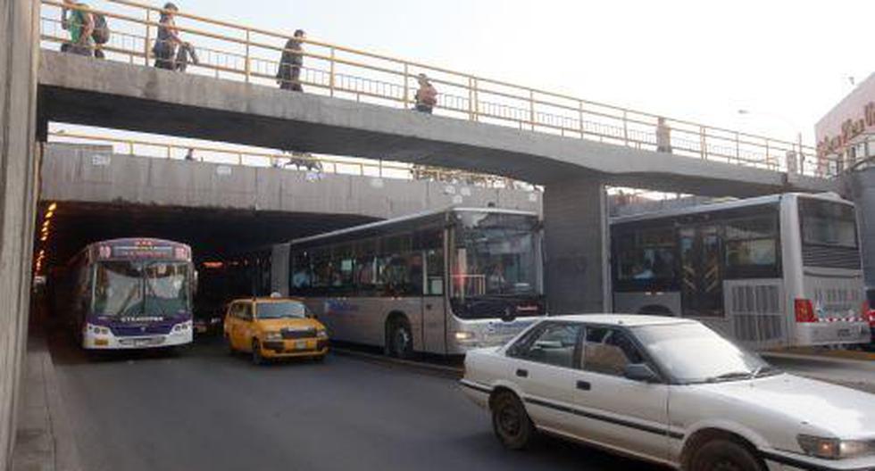 Un camión y un bus de transporte interprovincial de pasajeros se quedaron atascados debajo del puente ubicado cerca a la estación Dos de Mayo del Metropolitano. (Foto: Andina)