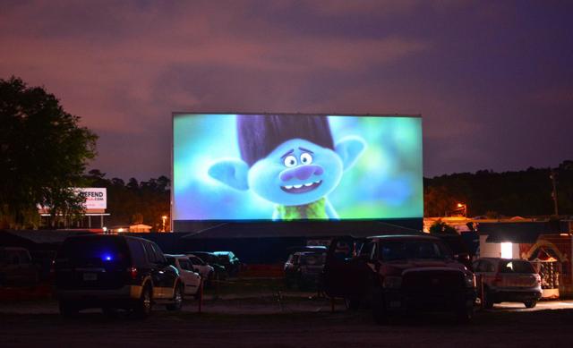 Los espectadores, muchos con mascarillas, aparcaban sus coches por el campo de tierra pisada para ver la película al caer la noche. (Foto: AFP)