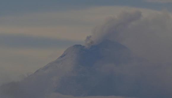 El volcán Cotopaxi emite ceniza y gases, visto desde Quito el 26 de noviembre de 2022. (Foto de Rodrigo BUENDIA / AFP)