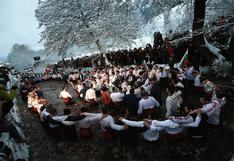 Los búlgaros se sumergen en aguas heladas para celebrar la Epifanía