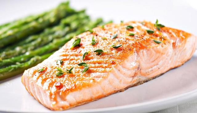 Pescado. El pescado y los mariscos pueden ayudarte a reducir los antojos y a acelerar el metabolismo. La proteína que se encuentra en los mariscos, atún y salmón está llenos de ácidos grasos omega 3, los que ayudan a quemar grasa. (Foto: Shutterstock)