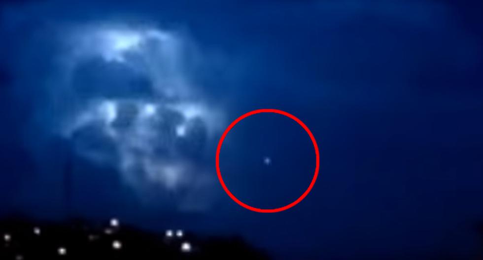 YouTube y el raro video en el que un extraño OVNI aparece luego de que una tormenta eléctrica azote los cielos de Brasil se han convertido en tendencia mundial. (Foto: captura)