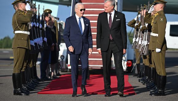 El presidente de los Estados Unidos, Joe Biden (izquierda), es recibido por el presidente de Lituania, Gitanas Nauseda, después de desembarcar del Air Force One, a su llegada al Aeropuerto Internacional de Vilnius en Lituania. (Foto de ANDREW CABALLERO-REYNOLDS / AFP)