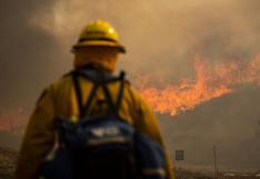 Violento incendio en California obliga evacuar a 60.000 personas | FOTOS