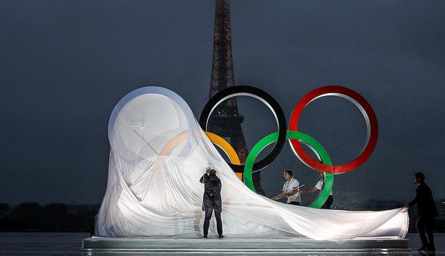Officials unveil Olympic rings to celebrate the IOC official announcement that Paris won the 2024 Olynpic bid during a ceremony at the Trocadero square in Paris, France, September 13, 2017 .  REUTERS/Gonzalo Fuentes