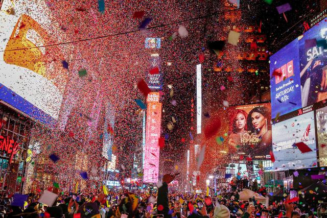 Una lluvia de confeti de unos 1.360 kilos (3.000 libras) bañó al mar de fiesteros en Times Square, Nueva York, muchos de los cuales se habían mojado antes en el día por un breve aguacero. Foto: Reuters