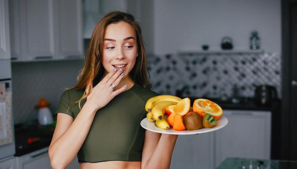 No hay una regla estricta que indique que las frutas deben ser consumidas únicamente en ayunas, pero hay algunas razones por las cuales se sugiere que comer frutas en ayunas puede ser beneficioso para la salud.