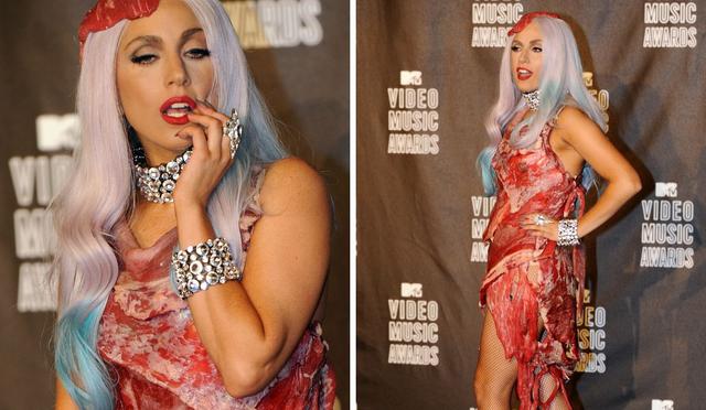 La cantante estadounidense posa con uno de sus trajes que pasó a la historia, el elaborado con carne cruda. (AFP).
