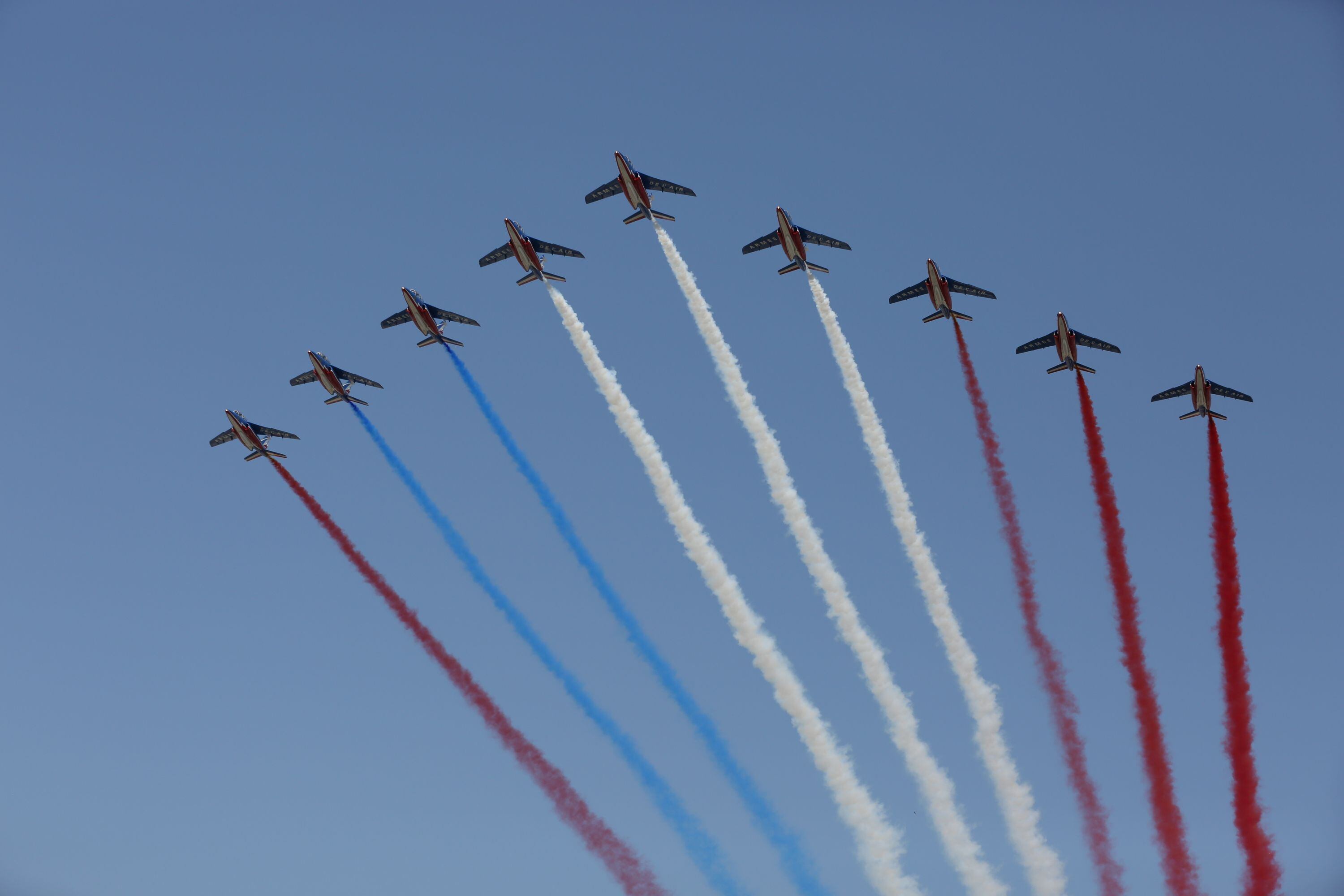 La Patrulla Aérea de Francia dibuja la bandera de ese país durante el desfile por el Día de la Bastilla del 2018. (AFP)