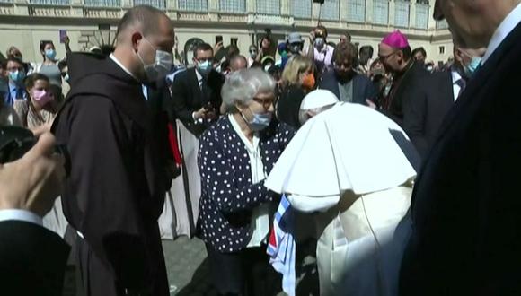 El papa Francisco saluda a la sobreviviente del Holocausto, Lidia Maksymowicz, y besa un número de campo de concentración tatuado en su brazo después de la audiencia general semanal en el patio de San Damaso, en el Vaticano, el 26 de mayo de 2021. (Vatican Media/REUTERS).