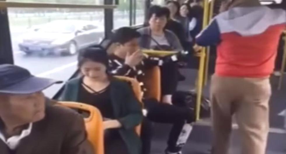 Un nuevo video se ha convertido en el nuevo viral al mostrar a una bella asiática que no sale de su asombro al notar el bulto en la entrepierna de un caballero. (Foto: YouTube)