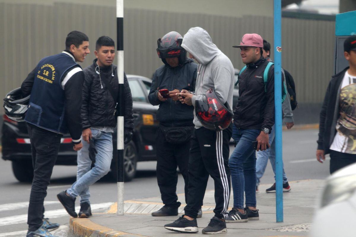 Los motociclistas que hacen servicio ilegal de ‘taxi’ se ubican en varios paraderos informales de Lima. 