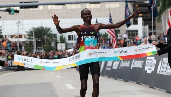 El atleta keniano Ezekiel Kipsang se llevó un premio de US$4,500 por obtener el primer puesto de la Maratón de Miami. (Crédito: AP)