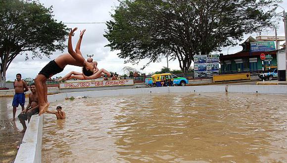 Tumbes: niños se bañan en calles inundadas por desborde de río