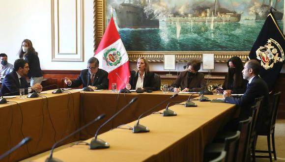 Congreso difunde esta foto de la reunión entre María del Carmen Alva y el relator especial para la libertad de expresión de la CIDH, Pedro Vaca