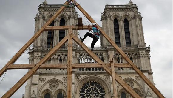 Un carpintero trabaja en la catedral de Notre Dame de París, Francia. (Foto: AP /Francois Mori, archivo)