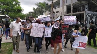 Estudiantes de la PUCP bloquearon Av. Universitaria durante protesta [FOTOS]