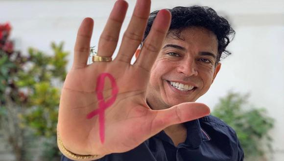 Ernesto Pimentel feliz tras recibir reconocimiento de Congreso de la República por su lucha contra el VIH. (Instagram: @lacholachabuca).