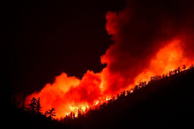 El incendio Bobcat arde en el Bosque Nacional de Los Ángeles el 21 de setiembre de 2020 en Los Ángeles, California (Estados Unidos). (AFP / Frederic J. BROWN).