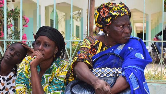 Familiares esperan a las afueras del hospital Abdoul Aziz Sy Dabakh, el jueves 26 de mayo de 2022, en Tivaouane, a unos 90 kilómetros (60 millas) al este de Dakar, Senegal.