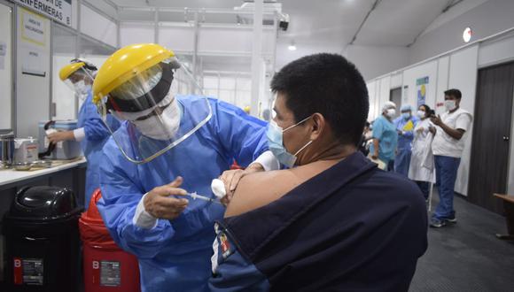 La directiva precisa que la vacunación se llevará a cabo mediante dos estrategias: en puestos fijos y móviles. (Foto: GEC)