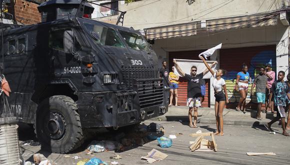Residentes de la favela Complexo do Alemao protestan durante una redada policial en Río de Janeiro, Brasil, el 21 de julio de 2022. Foto: MAURO PIMENTEL / AFP