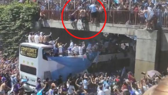Un par de hinchas se lanzó desde un puente al bus de la selección argentina, durante los festejos por el título mundial. (Foto: Twitter/Nicolas Copano).