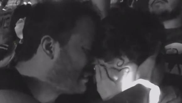 Las lágrimas de un niño y su padre en un concierto de Coldplay