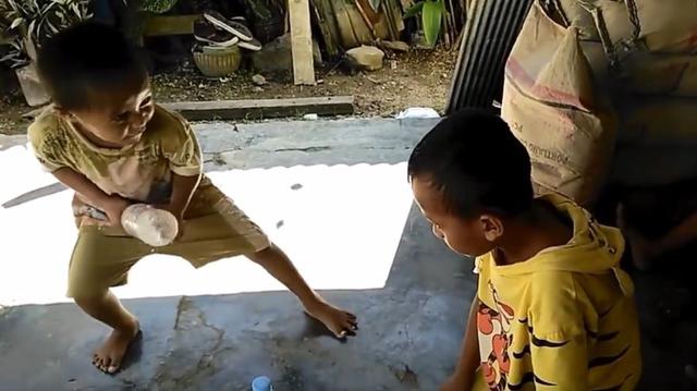 En Colombia, unos menores jugaban el reto viral "Water Bottle Flip Challenge" hasta que todo se salió de control. El video en Facebook ha general polémica. (Foto: Captura)